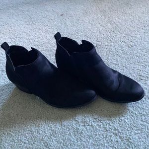 AE Women’s black suede dress shoes size 7